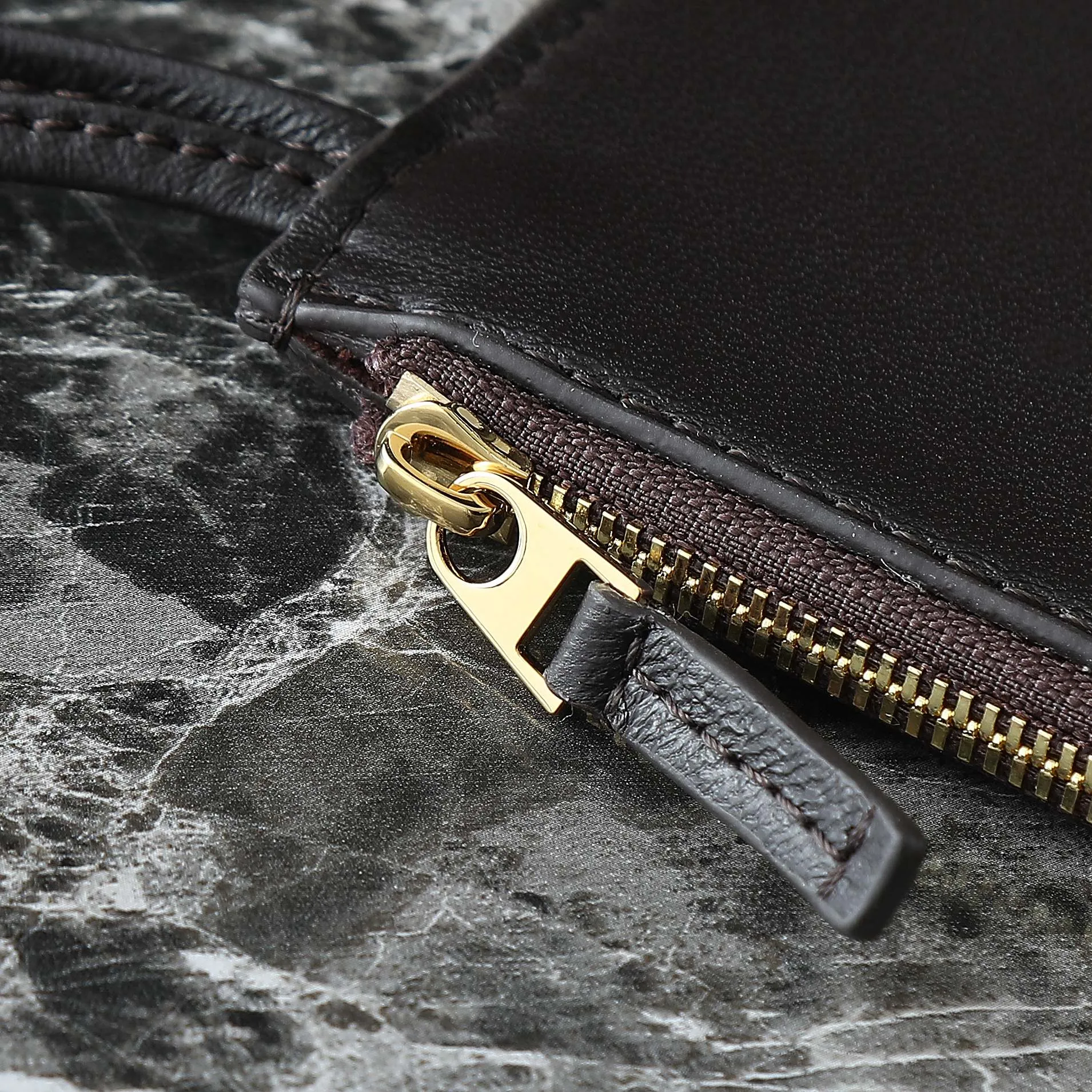 Batch 1660 BV25 spring and summer new product Mini pinacoteca two-tone surface. The weaving process is also super exquisite. Every texture is delicate and clear, and you can see the full ingenuity. 👜The bag uses 1 cm leather strips, which are purely hand-woven, highlighting the brand's craftsmanship. The inside is flipped to reveal a smooth suede lining that can be used on both sides, taking into account both fashion and practicality. 	 The small size can be worn on one shoulder or across the body, making it super versatile for daily commuting! 	 💕Fashionable ladies who like BV, come to me to get the same style~ ​Model number: 819004 ​Size: 24*15*12cm